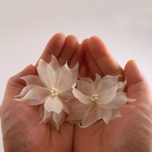 Silk Flower Bridal Hair Pins, Gold Bobby Pins, Crystal Pearl Accents Bild 7