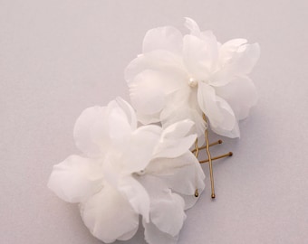 Pure Silk Bridal Hair Pins – White Flower & Pearl Hair Accessories for Weddings S600037
