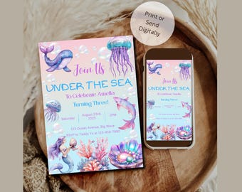 Puede incluir: Una invitación con el tema "Bajo el mar", con ilustraciones de ballenas, medusas y sirenas. La invitación es para una fiesta de cumpleaños, con el texto "Join Us" y "Turning Three!" mostrado.