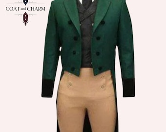 Könnte beinhalten: Ein grüner Gehrock mit schwarzen Revers und Manschetten, kombiniert mit beigefarbenen Hosen. Der Mantel hat schwarze Knöpfe und einen schwarzen Samtkragen. Das Outfit beinhaltet eine schwarze Weste und Krawatte. Das Logo "COAT and CHARM" ist sichtbar.