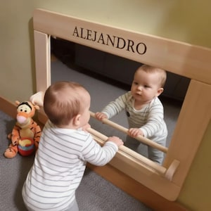 Gepersonaliseerde montessorispiegel met houten optrekstang, aangepaste naam pasgeboren cadeau, kraamcadeau