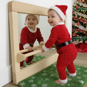Houten montessorispiegel met optrekstang voor speelkamer, handgemaakt in Spanje