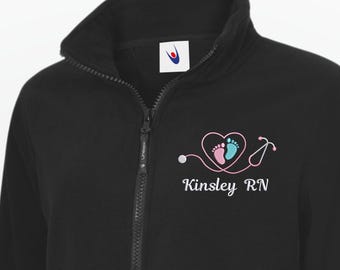 Giacca da infermiera personalizzata, pile con cerniera intera ricamato personalizzato, RN, BSN, LPN, CMA, grembiule, regalo di laurea per studenti infermieristici, abbigliamento da lavoro per infermieri