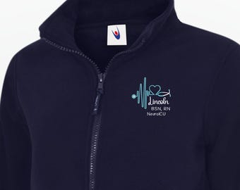 Giacca in pile da donna con zip e ricamo a tema infermiera, cappotto personalizzato con stetoscopio e battito cardiaco, regalo per studentessa di infermieristica, giacca per RN BSN CNA LPN APRN