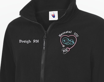 Neugeborenen Frauen Fleece Jacke, NICU RN Zip Up Mantel, individuell besticktes Krankenschwester Fleece, personalisierte medizinische Jacke, Pflege Abschluss Geschenk Top