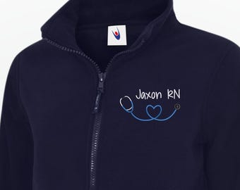 Giacca in pile personalizzata con stetoscopio a forma di cuore per infermiere, cappotto con cerniera ricamato per infermiere, regalo personalizzato per infermieri, infermieri, infermieri pratici, infermieri ...