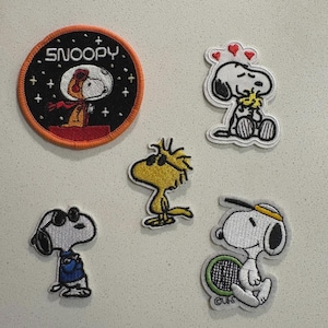 Broderilappar med jordnötter och Snoopy: Stryk-på eller sy-på logotypdesign