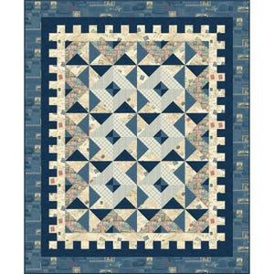 Peut inclure: Une courtepointe rectangulaire présentant un motif géométrique central composé de carrés de tissu bleu marine, bleu clair et crème. Le design comprend une bordure avec un motif répétitif de timbres et d'écriture, encadrée par un bord bleu marine.