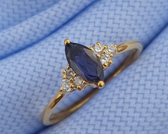 Ring met marquise geslepen saffier, sterlingzilver, zirkonia-accenten