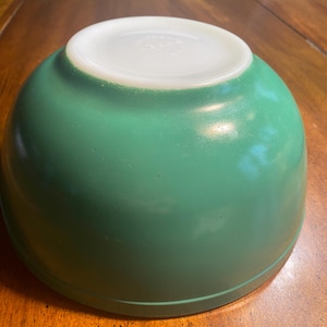 403 Green Primary Pyrex Nesting Mixing Bowl 2.5Quart See Discription
