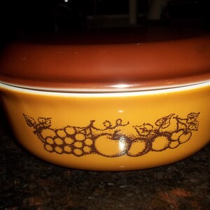 Pyrex 043 1 1/2 Quart Old Orchard Casserole/Serving Dish  for Baking with Pyrex Lid