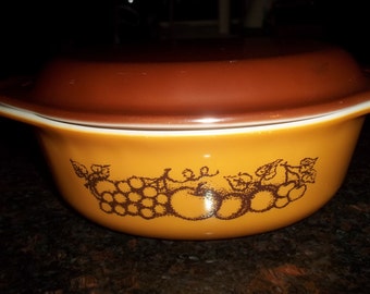 Pyrex 043 1 1/2 Quart Old Orchard Casserole/Serving Dish  for Baking with Pyrex Lid