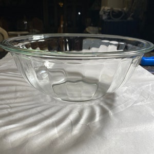 Pyrex, Set of 3 Clear Glass Nesting-Mixing bowls with lids, #322, 323 & 325  Mint