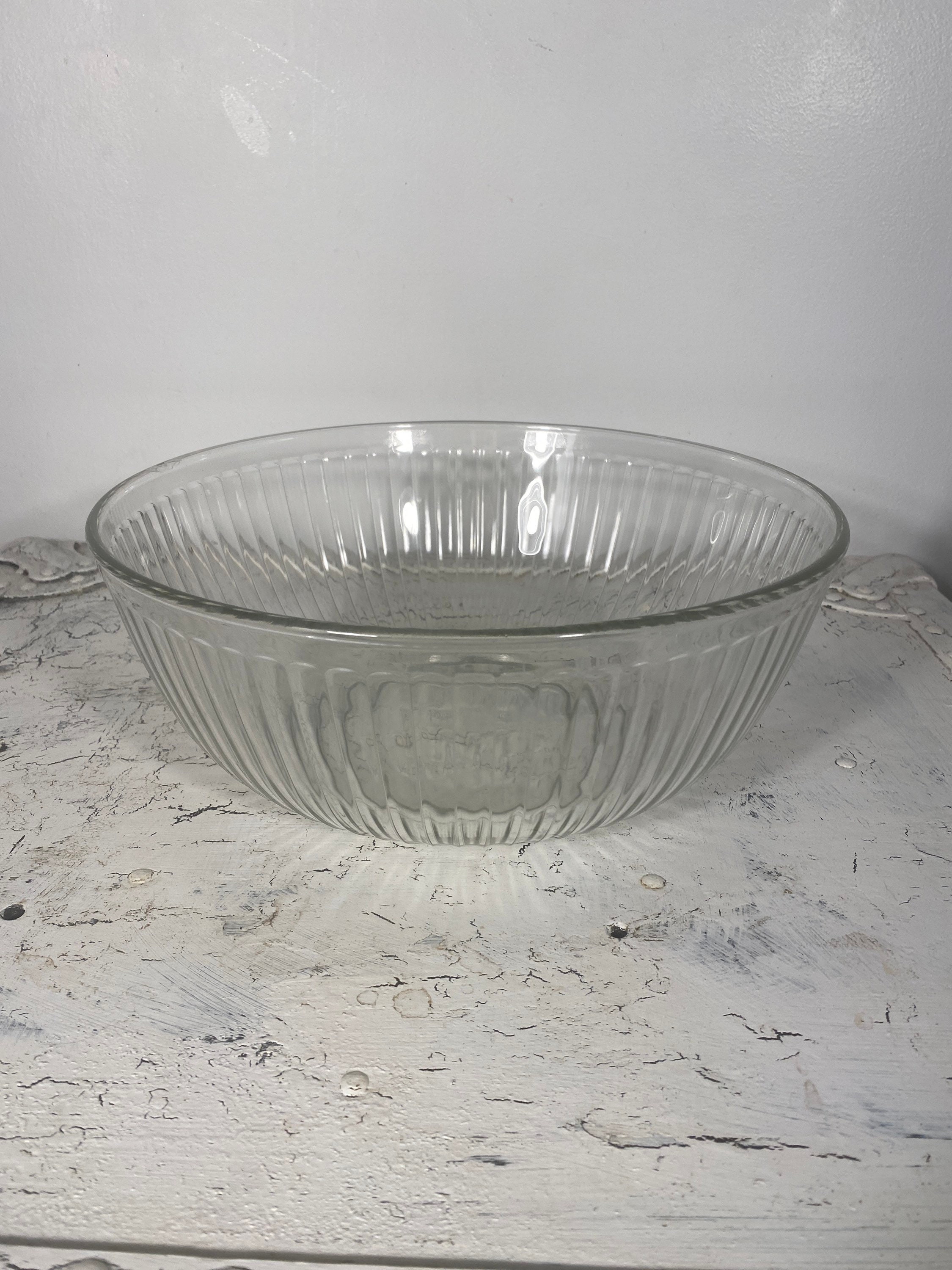 Pyrex (1) 7402 6-Cup Sculpted Glass Mixing Bowl and (1) 7402-PC