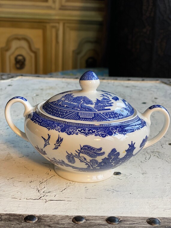 1 Johnson Bros Blue Willow Sugar Bowl Chipped Lid Made in England