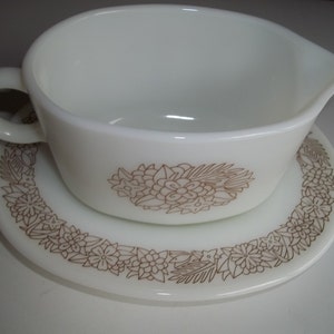 Pyrex 2 Piece Gravy Boat Woodland