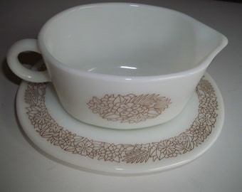 Pyrex 2 Piece Gravy Boat Woodland