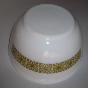 Verde (Green)AKA Hibiscus, 402 Vintage Pyrex Nesting Mixing Bowl 1.5 Quart