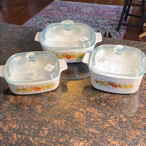 Corning Ware Set of 3- 1 & 1 1/2, and 2 Quart Spice of life Baking Dishes w/Pyrex Lids
