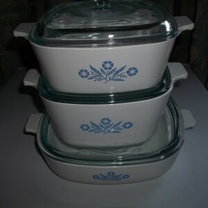 Corning Ware Set of 3- 1 1/2Quart & 1 3/4 Quart, and 9 inch Cornflower with Pyrex Lids