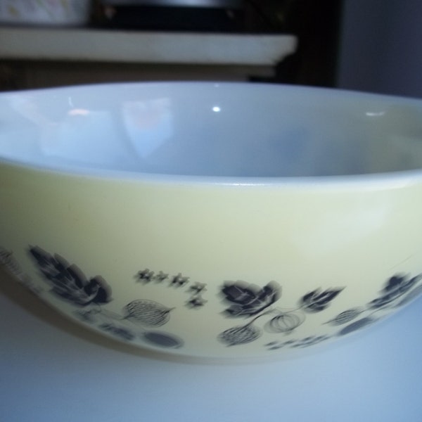 Pyrex#444, Goose Berry 4 Quart ,Cinderella  Mixing Bowl