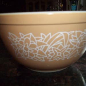 Woodland 402, Vintage Pyrex Nesting Mixing Bowl 1.5Quart