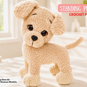 Pode incluir: Um brinquedo de filhote de cachorro em crochê bege com acabamento em fio texturizado, olhos grandes castanho-escuros e nariz preto. O texto "STANDING PUPPY CROCHET PATTERN" aparece no canto superior direito e o aviso de IA na parte inferior.