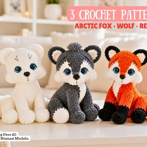 Könnte beinhalten: Drei gehäkelte Plüschtiere, bestehend aus einem Polarfuchs, einem Wolf und einem Rotfuchs. Der Text 3 CROCHET PATTERNS ARCTIC FOX WOLF RED FOX steht oben. Jedes Tier hat große blaue Augen, eine schwarze Nase und eine weiche, strukturierte Oberfläche.