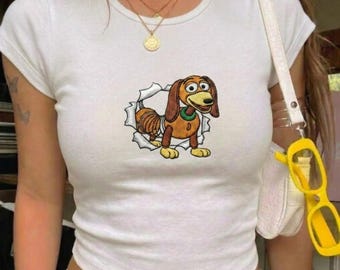 Canotta ricamata con Slinky Dog, maglietta carina con cartone animato Y2K per bambini, maglietta ispirata a Toy Story della Disney, maglietta coordinata ricamata Disney, regalo per lei