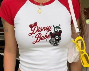 Disney Babe geborduurde raglan baby-T-shirt, Mickey Mouse Cherry-T-shirt, retro outfit Disney Park, vintage 8-ball T-shirt, Disneyworld cadeau voor haar