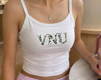 Canotta personalizzata con ricamo floreale e lettera dell'università, maglietta per bambini con tema universitario, maglietta universitaria con fiori, regalo per confraternita universitaria, regalo per lei