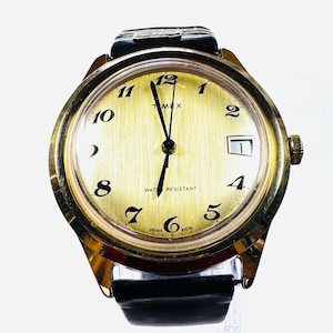 Vintage Timex Herren Mechanische Uhr Goldfarbenes Gehäuse Champagner Zifferblatt Datumsfenster Schwarzes Lederband Wind Up Classic Retro Timepiece