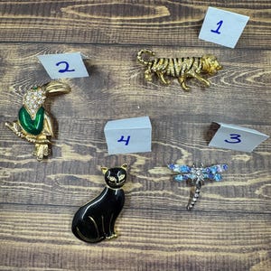 Vintage Rhinestone and Enamel Animal Brooch Pin Retro Style Statement Accessory Pin (1 Piece)