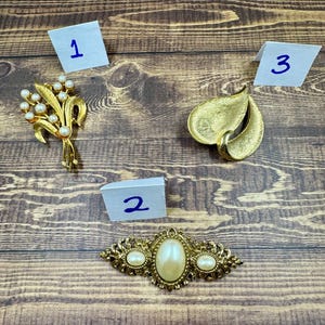 Vintage Gold Tone and Faux Pearl Brooch Victorian Style Classic Statement Brooch Pin (1 Piece)