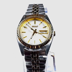 Vintage Seiko Quartz Women’s Watch Silver and Gold Two-Tone Case and Bracelet Day-Date Window White Sunburst Dial Japan Movement