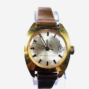 Vintage Timex women&#39;s mechanical wind-up watch.