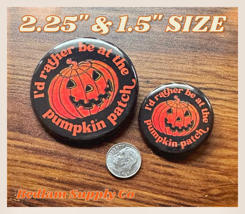 K&ouml;nnte beinhalten: Zwei schwarze und orangefarbene Halloween-Anstecknadeln mit dem Text "I'd rather be at the pumpkin patch". Die gr&ouml;&szlig;ere Nadel hat einen Durchmesser von 2,25 Zoll und die kleinere einen Durchmesser von 1,5 Zoll.