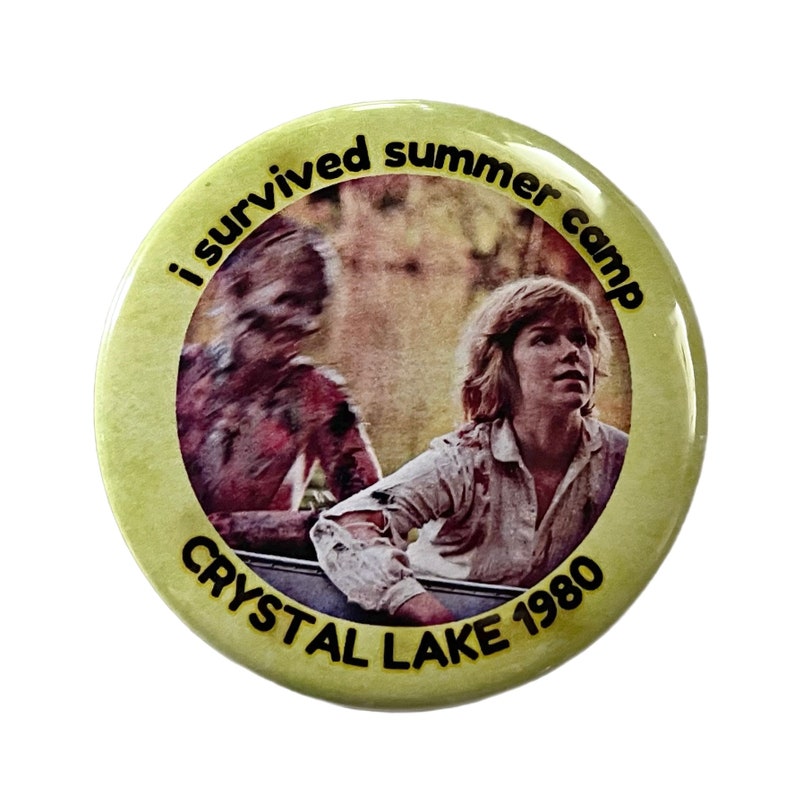Puede incluir: Un bot&oacute;n amarillo con el texto "i survived summer camp" en letras negras alrededor del borde. Dentro del c&iacute;rculo hay una foto de una persona joven con una expresi&oacute;n de miedo, mirando por encima del hombro. El texto "CRYSTAL LAKE 1980" est&aacute; impreso en letras negras debajo de la foto.