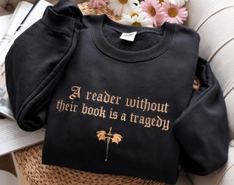 Broderad läsare utan sin bok-tröja, Dragon Rider-tröja med rund hals, Romantasy Bookish Retreat-gåva, Riders Quadrant-broderi