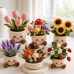 Puede incluir: Una colección de seis plantas en maceta tejidas a ganchillo con macetas color crema sonrientes y pequeños pies marrones. Las plantas incluyen tulipanes rosas, varios hongos coloridos, girasoles amarillos, lavanda morada y fresas rojas.