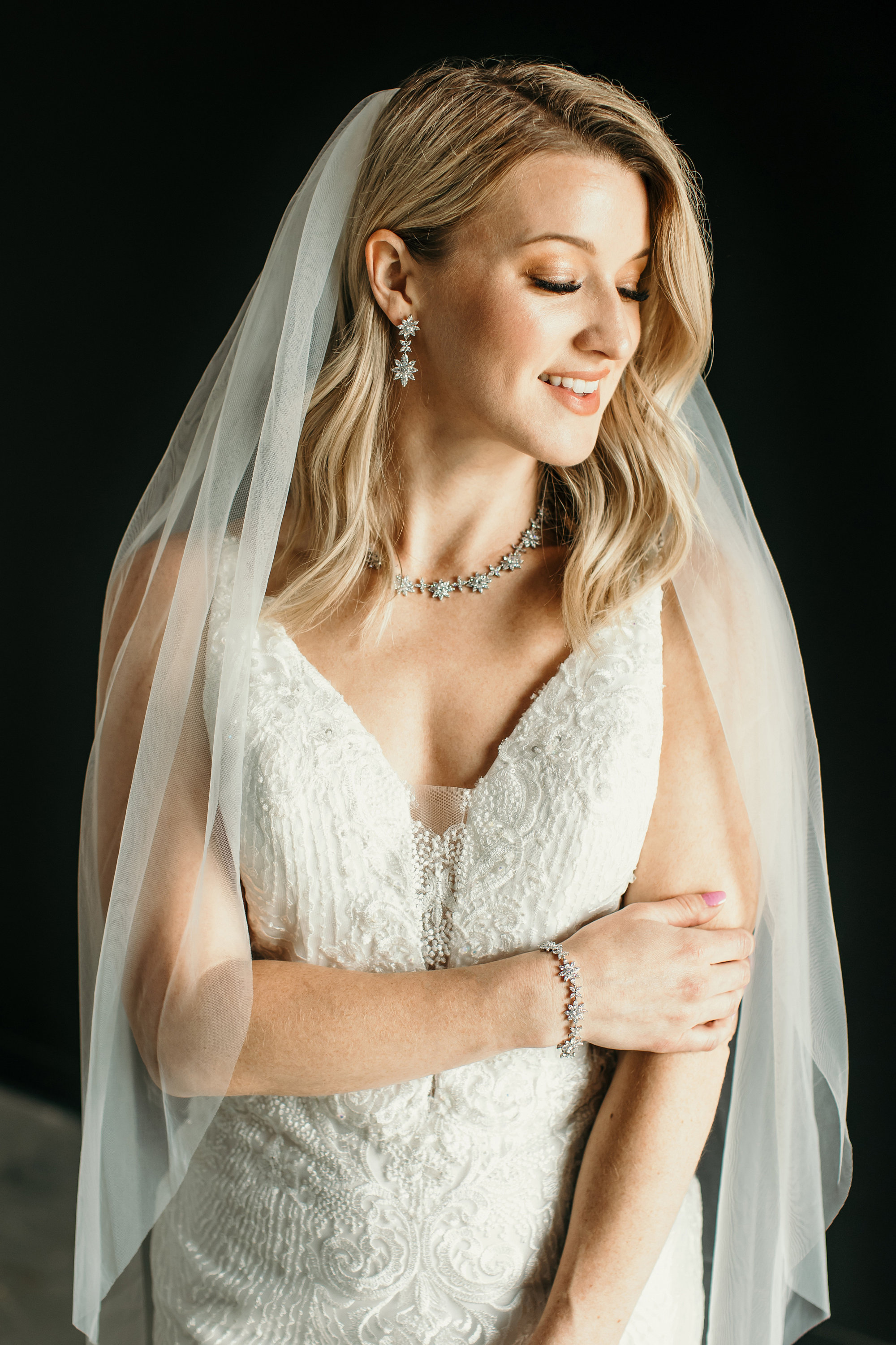 Collana da sposa con sfondo, collana da sposa in cristallo, orecchini da sposa delicati, gioielli da sposa, collana e orecchini da sposa Ellary