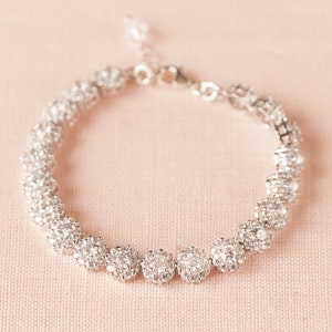 Könnte beinhalten: Ein silbernes Armband mit einer Reihe runder, glitzernder Steine.