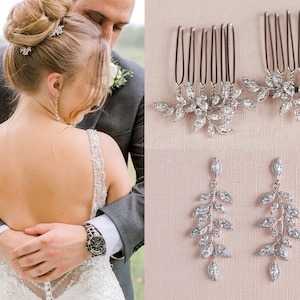 Könnte beinhalten: Ein Set Braut-Haarschmuck mit zwei silbernen Kämmen mit Kristallblatt-Designs und einem Paar baumelnden Kristallohrringen mit einem ähnlichen Blattdesign.