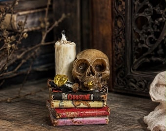 Miniature Skull Book Stack – Halloween Gothic Library Decor, 1:12 Scale