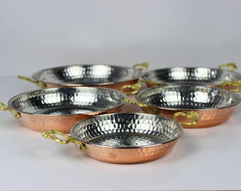 Handgemaakte gehamerde koperen pan met messing handgrepen – traditionele Turkse koperen koekenpan