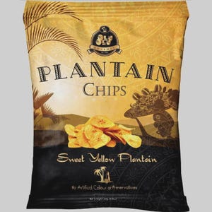 Può includere: Un sacchetto di patatine di platano con un design giallo e nero. Il testo "PLANTAIN CHIPS" è ben visibile, insieme a "Sweet Yellow Plantain". La confezione presenta un logo e le parole "No Artificial Colour or Preservatives".