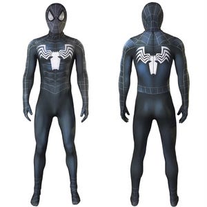 Op de afbeelding: Een zwart full-body spandex kostuum met een wit spinnenembleem op de borst en rug. Het pak bevat een bijpassend masker dat het hele hoofd bedekt, voorzien van witte ooglenzen en een subtiel grijs webpatroon over de armen en de romp.