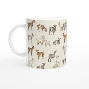 Puede incluir: Taza de cerámica blanca con un patrón repetido de cabras de acuarela en varias poses y colores. Las cabras están representadas sobre un fondo crema. La taza tiene un asa blanca.