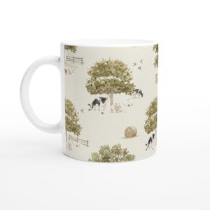 Taza de cerámica con una serena escena rural y animales
