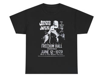 Könnte beinhalten: Schwarzes T-Shirt mit weißer Grafik von Janis Joplin, dem Text "JANIS JOPLIN" und den Worten "FREEDOM HALL LOUISVILLE JUNE 12-1970". Das Shirt enthält auch den Satz "GET IT WHILE YOU CAN".